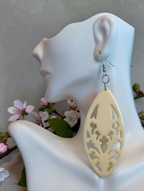Vtg Cream Filigree Teardrop Dangle Earrings - Women Jewelry